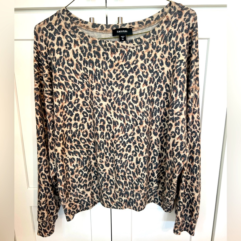 Super soft Karen Kane leopard top; size XL good condition